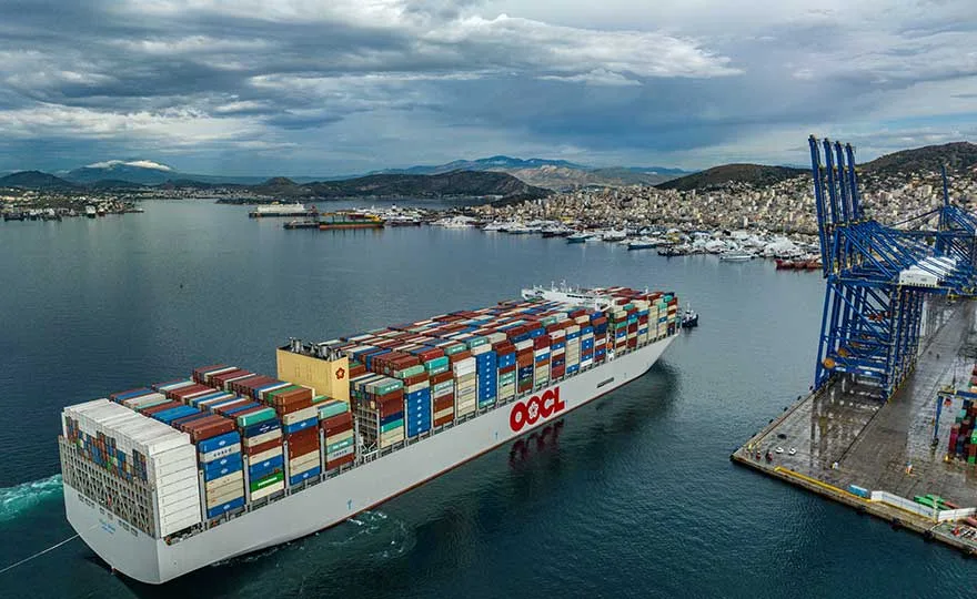 Στον Πειραιά ένα από τα μεγαλύτερα πλοία μεταφοράς containers στον κόσμο