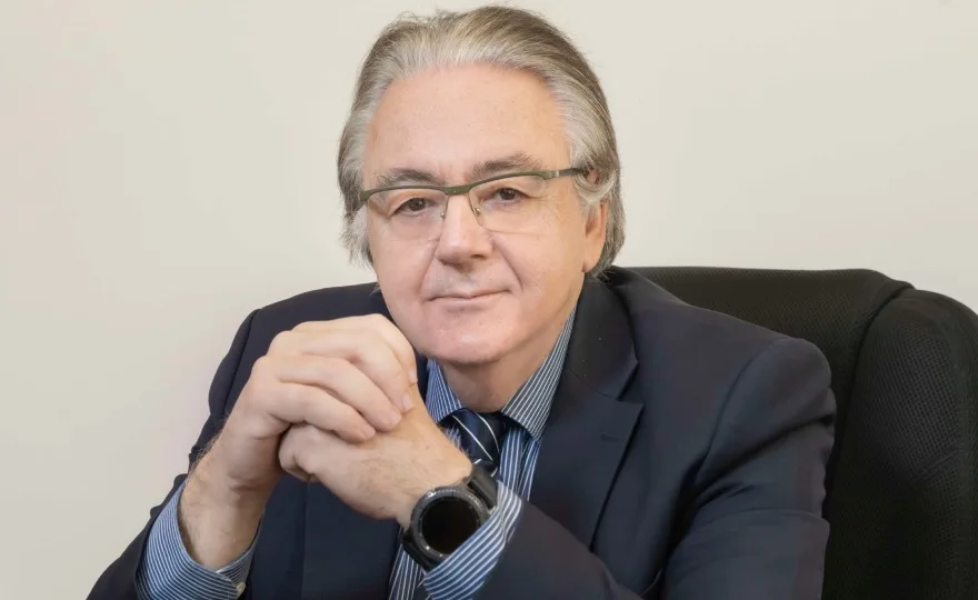 Ο Απόστολος Καμαρινάκης στο τιμόνι της ΕΛΙΜΕ