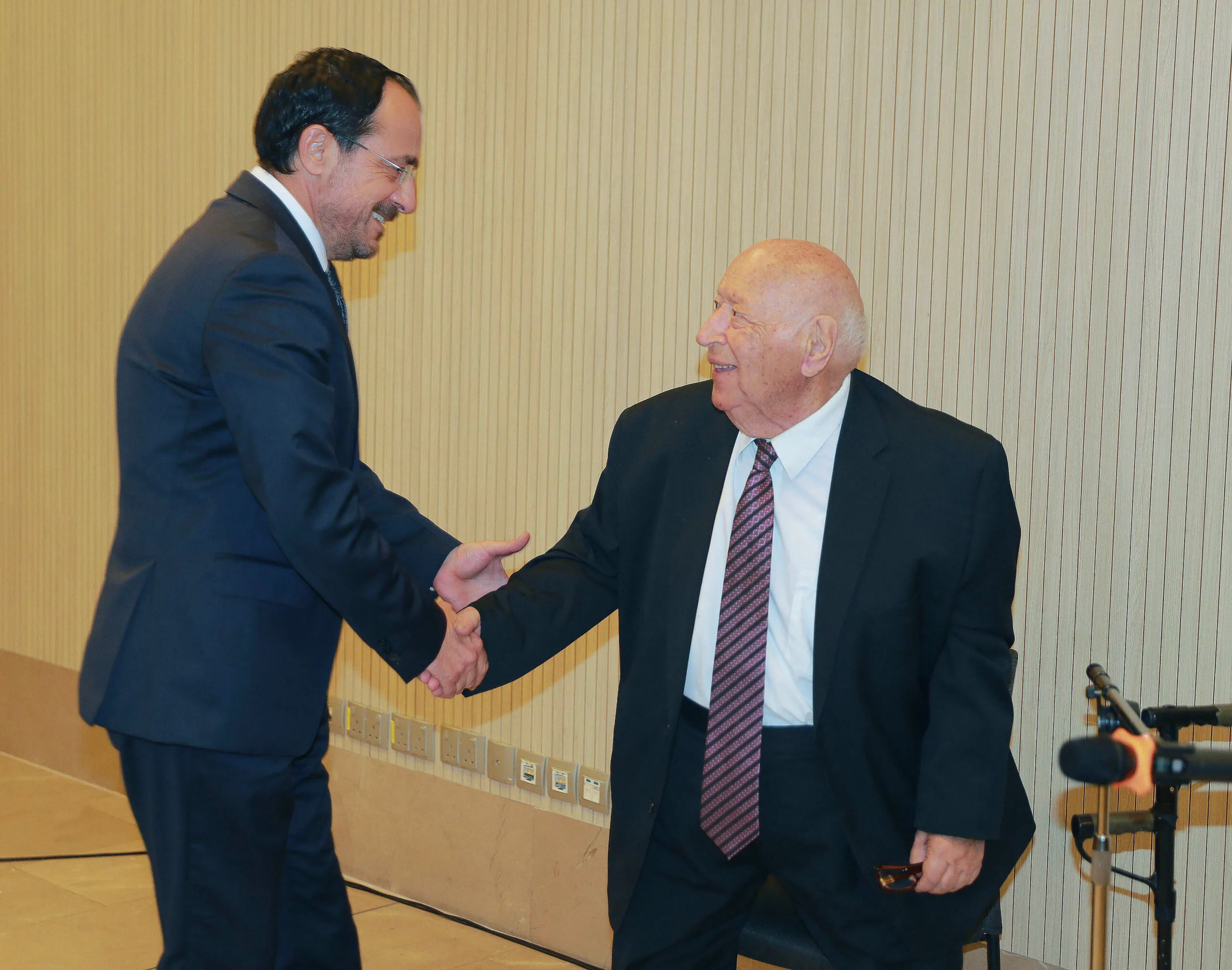 Ο Πρόεδρος της Κυπριακής Δημοκρατίας Νίκος Χριστοδουλίδης χαιρετά τον Δαμιανό Κωνσταντίνου στην τελετή βράβευσης