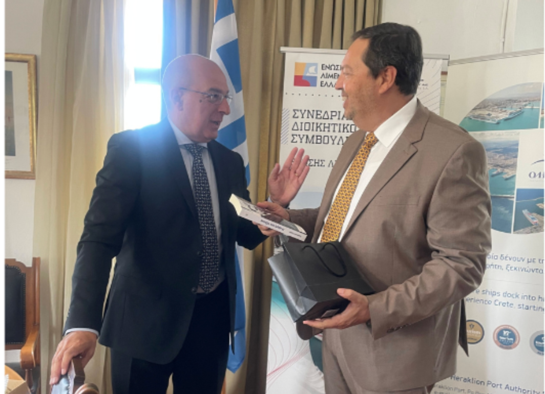 Ο Πρέσβης της Ιταλίας Paolo Cuculi με τον Διευθύνοντα Σύμβουλο του Οργανισμού Λιμένος Ηρακλείου Μηνά Παπαδάκη