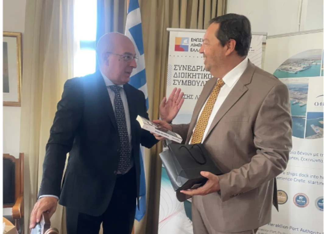 Ο Πρέσβης της Ιταλίας Paolo Cuculi με τον Διευθύνοντα Σύμβουλο του Οργανισμού Λιμένος Ηρακλείου Μηνά Παπαδάκη