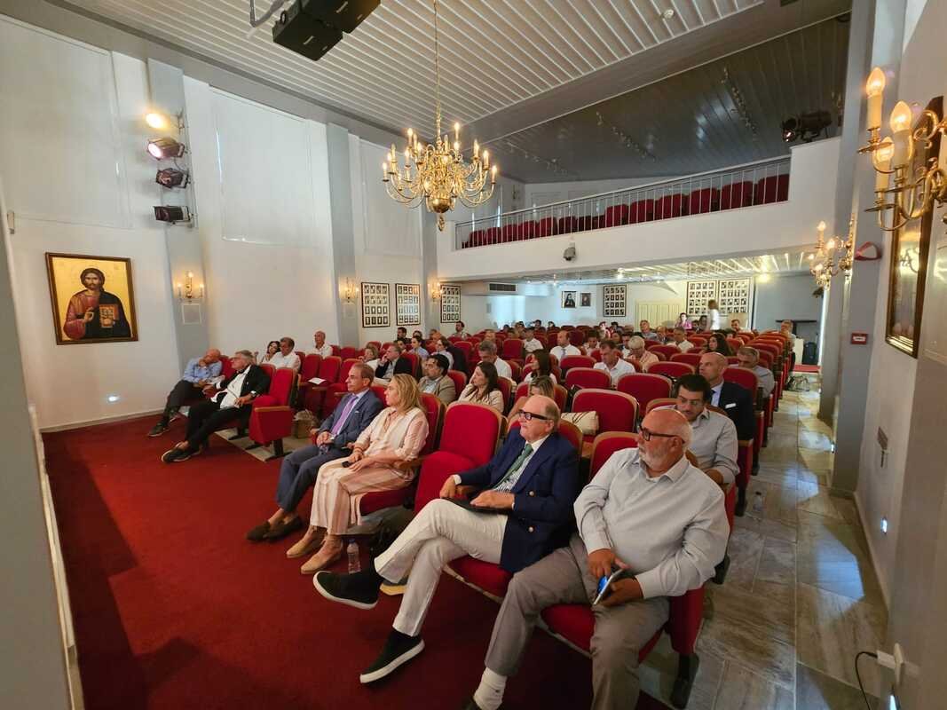 Σύνεδροι στο ναυτιλιακό συνέδριο της Αδελφότητος Υδραίων Αθηνών στην Ύδρα