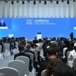 Ο Βασίλης Κικίλιας στο βήμα του North Bund Forum 2026 στη Σανγκάη